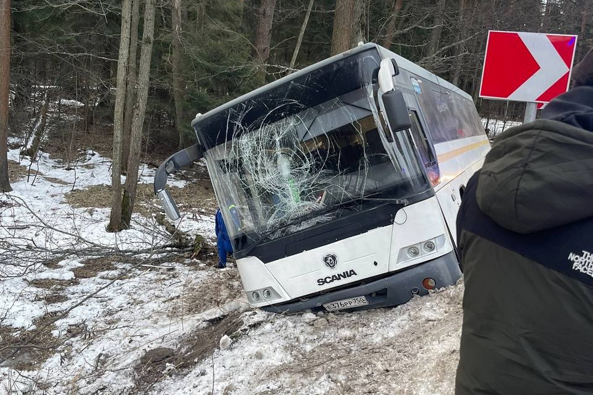 Автобус с россиянами перевернулся в Эстонии из-за сильного ветра