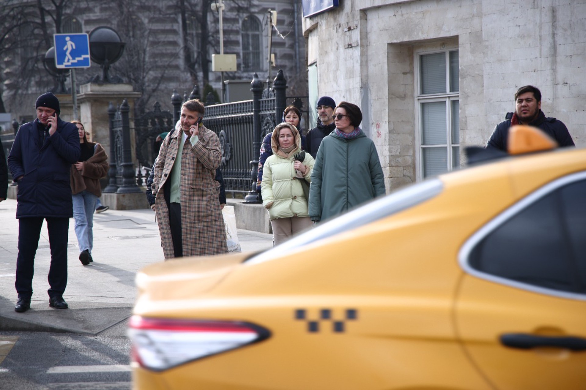 Вывески по-русски, локализация такси, перенос оплаты ЖКУ: какие законы вступят в силу в марте 2026-го