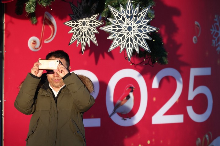 <p class="MsoNormal" style="line-height: 115%;"><span style="font-size: 12.0pt; line-height: 115%; font-family: 'Times New Roman',serif;">Примером какого стилистического приёма является словосочетание &laquo;старый Новый год&raquo;? </span></p>