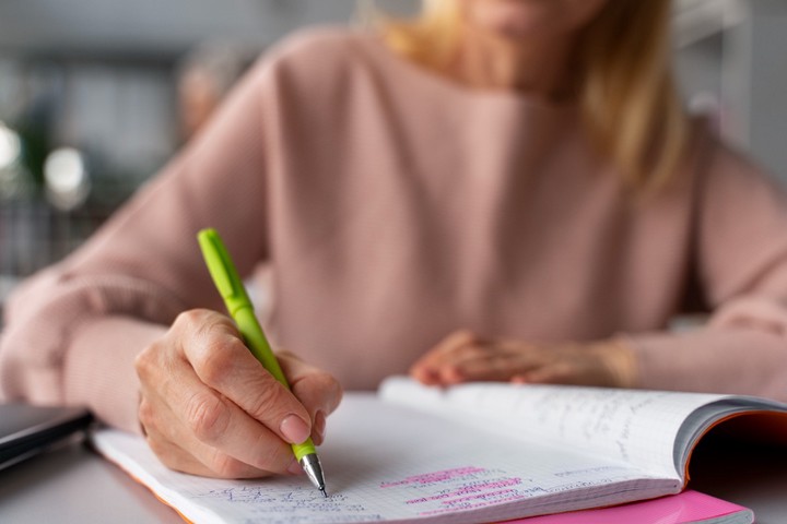 <p class="MsoNormal" style="line-height: 115%;"><span style="font-size: 14.0pt; line-height: 115%; font-family: 'Times New Roman',serif;">Что говорит о человеке сильный нажим при написании текста? </span></p>