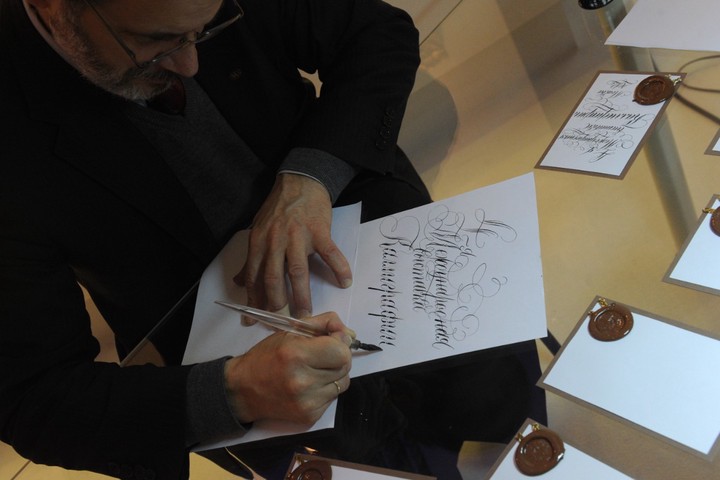 <p class="MsoNormal" style="line-height: 115%;"><span style="font-size: 14.0pt; line-height: 115%; font-family: 'Times New Roman',serif;">Людям с каким характером свойственно придавать буквам округлые формы? </span></p>