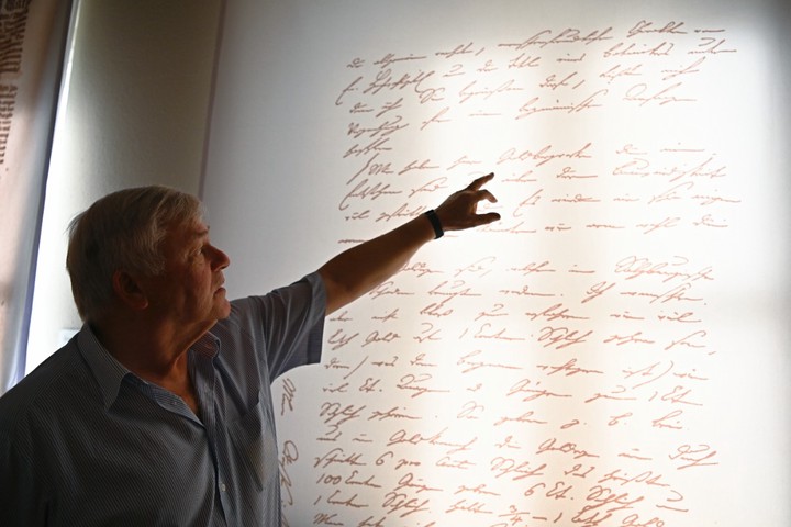 <p class="MsoNormal" style="line-height: 115%;"><span style="font-size: 14.0pt; line-height: 115%; font-family: 'Times New Roman',serif;">Какая дисциплина исследует связь между почерком и индивидуальными особенностями человека?</span></p>