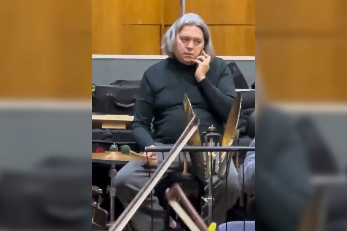 Стало известно, с кем на завирусившемся в Сети видео говорил по телефону на репетиции дирижёр Разумовский