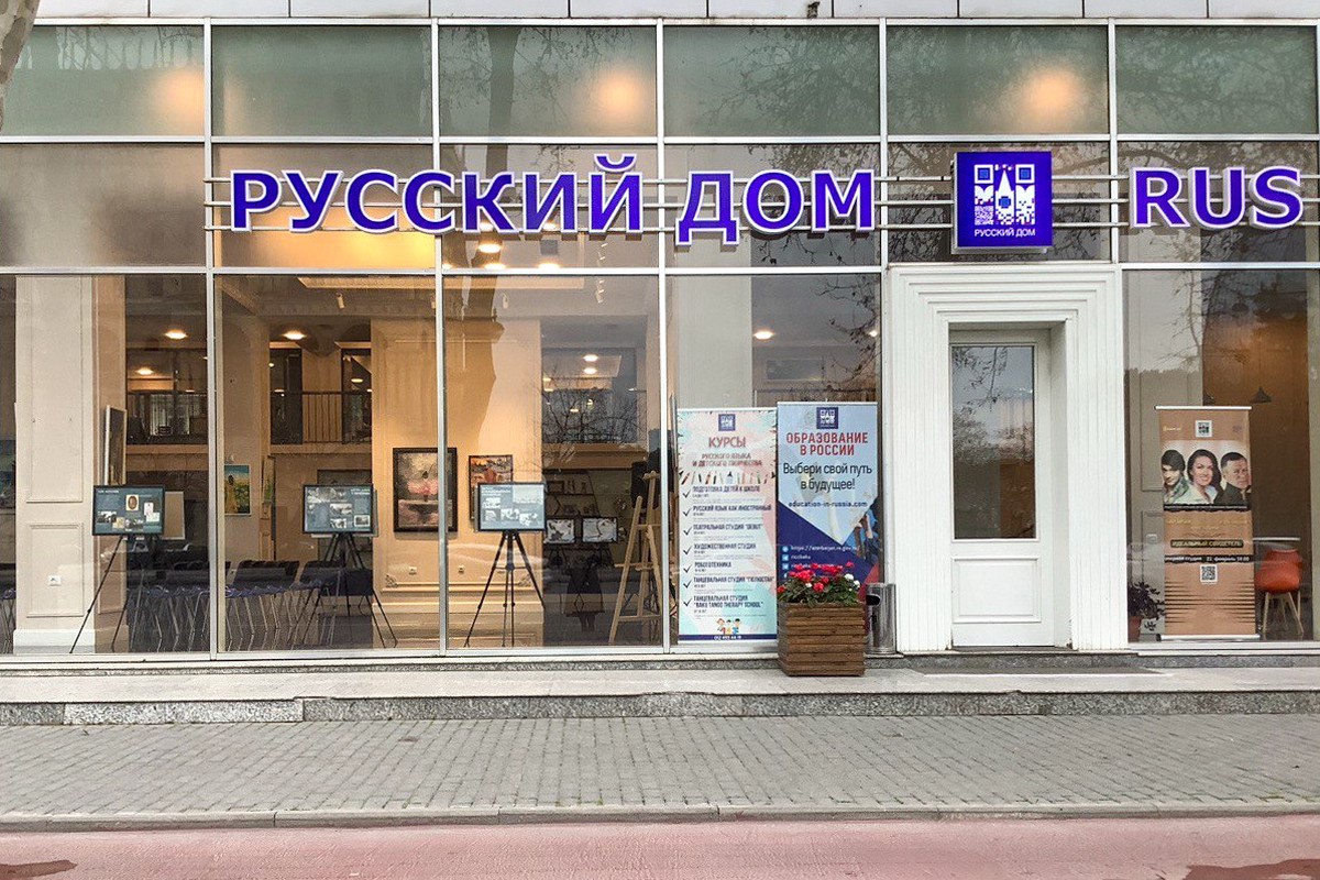 Политолог: Регистрации Русского дома в Баку мешает группа азербайджанских чиновников
