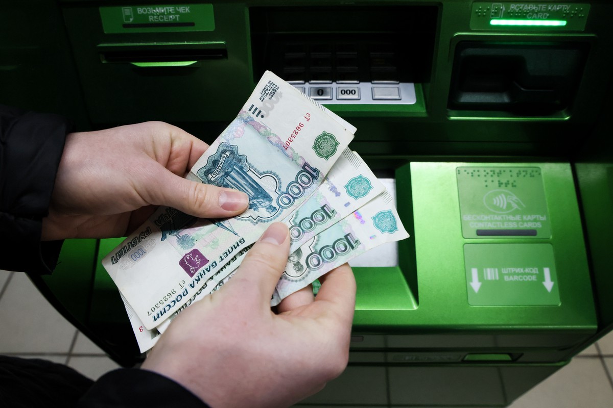 Экономист объяснил, почему зарплаты в России перестанут расти в 2025 году