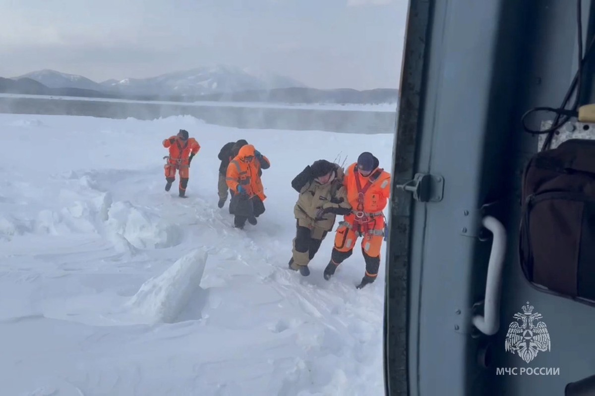 В МЧС рассказали о судьбе дрейфовавших на льдине в Охотском море 300 рыбаков