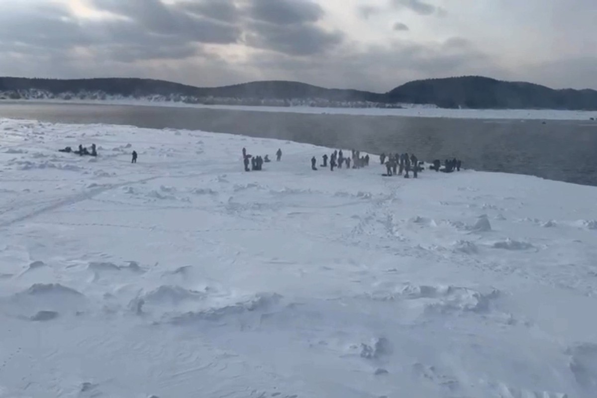 Около 300 рыбаков унесло в дрейф на льдине в Охотское море на Сахалине