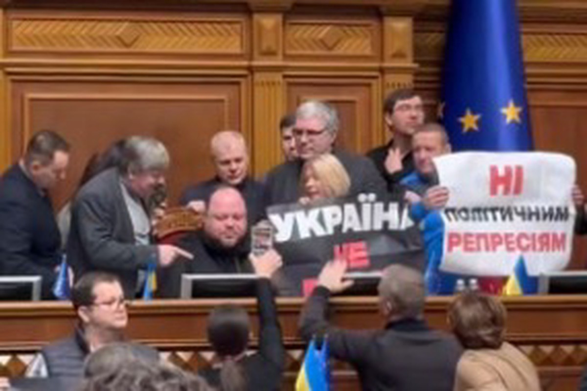 Сторонники Порошенко сорвали заседание Рады после введения против него санкций