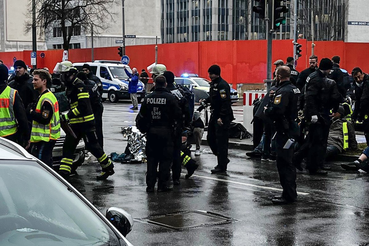 В Мюнхене 15 человек пострадали при наезде машины на протестующих