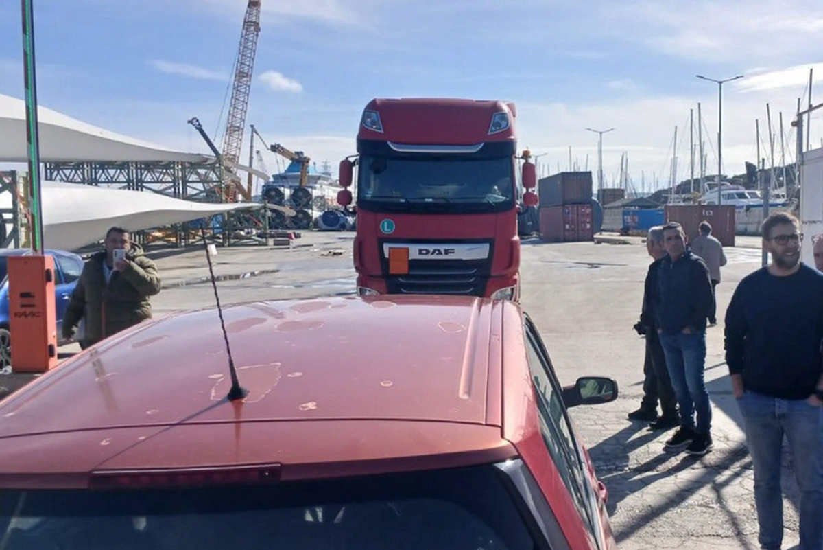 Рабочие в Греции заблокировали грузовики со взрывчаткой для Киева