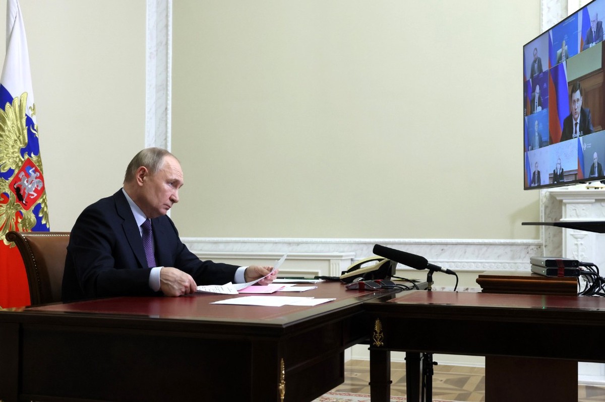 Путин поручил максимально быстро поднять затонувшие в Чёрном море танкеры