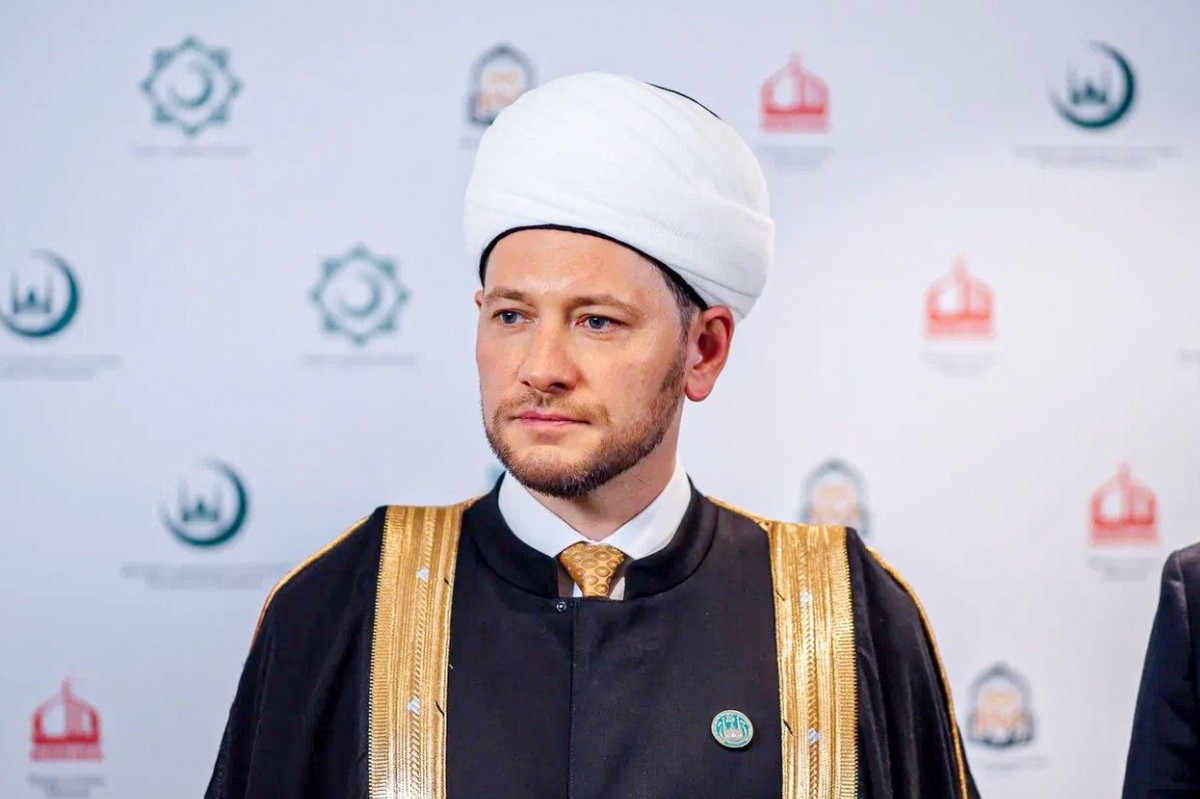 Зампред ДУМ Мухетдинов убрал из кабинета скандальные картины