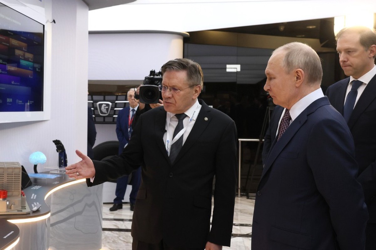 Путину показали термостойкий материал ракеты «Орешник»