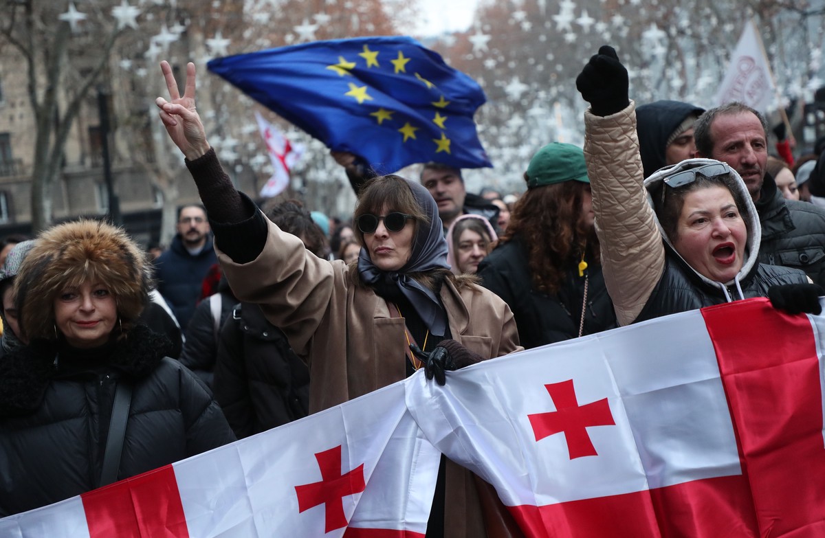 СВР раскрыла схему финансирования ЕС протестных акций в Грузии