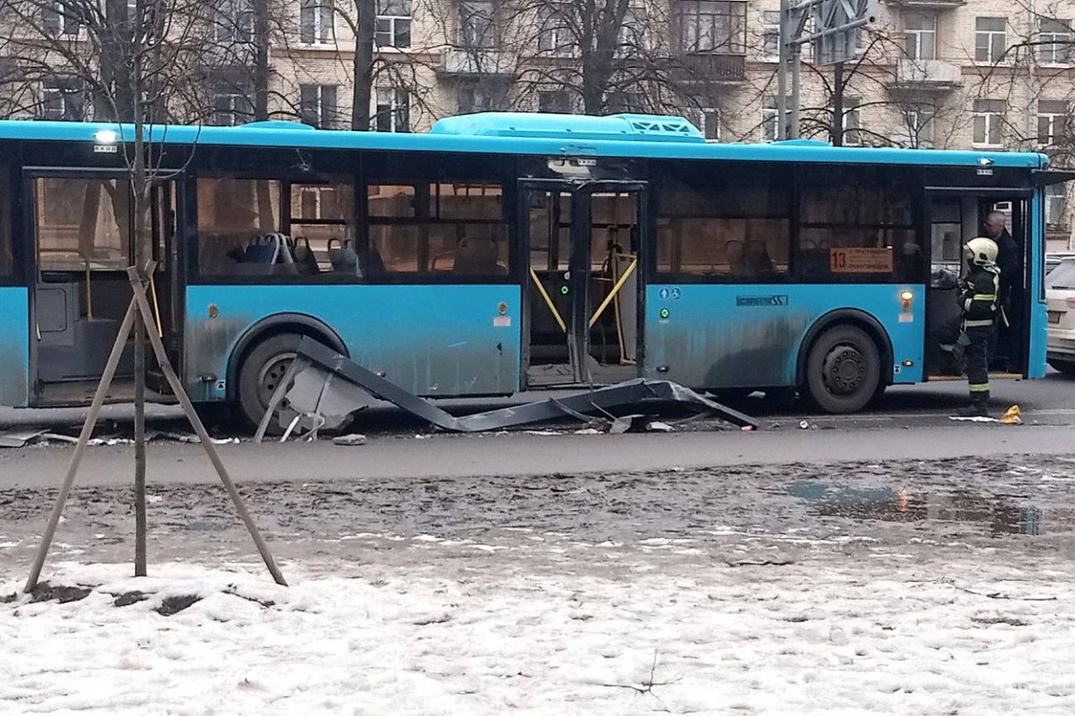 В Петербурге автобус влетел в остановку, один человек погиб
