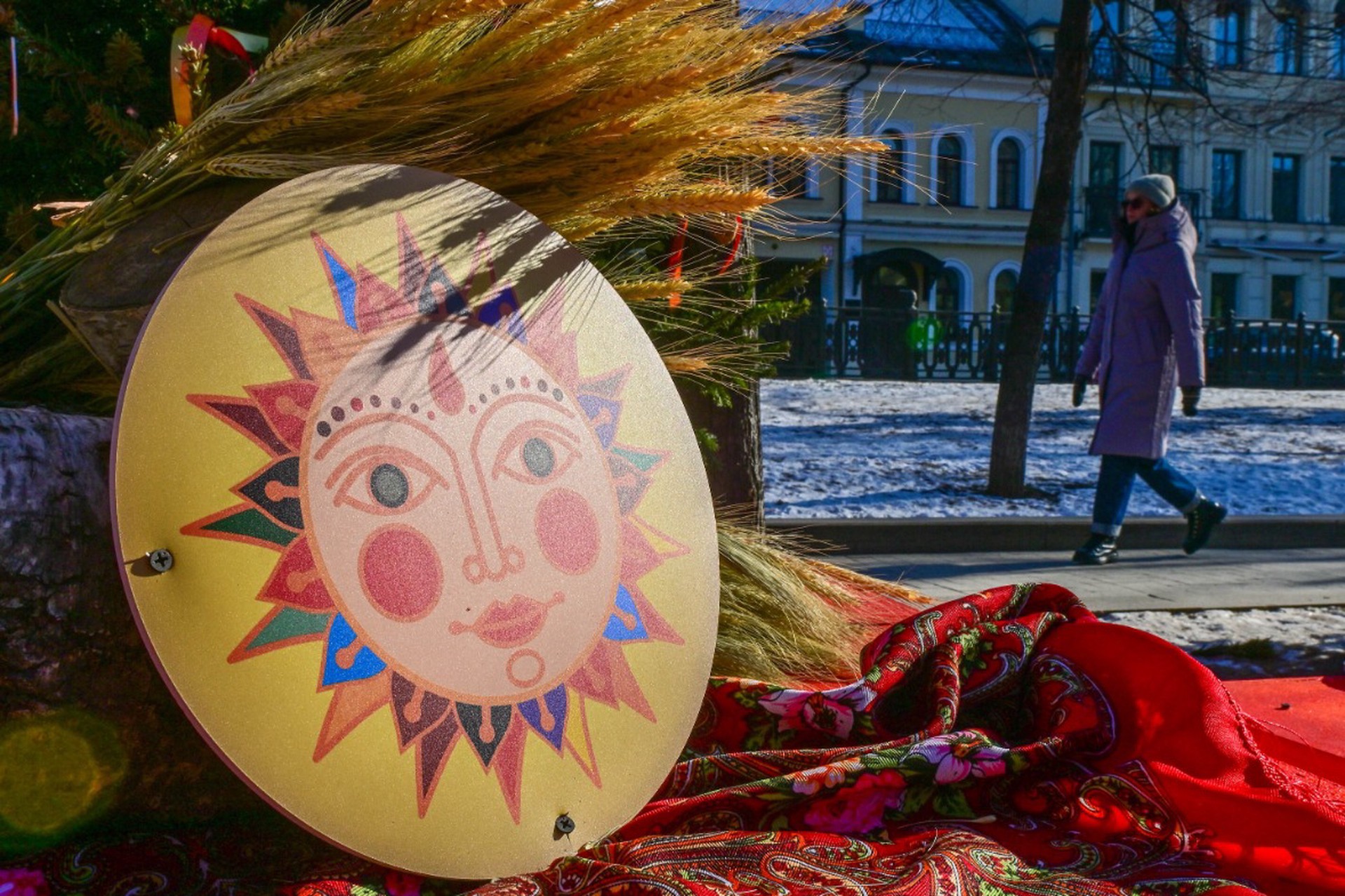 Священник рассказал, можно ли верующему участвовать в сожжении чучела на Масленицу