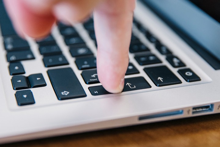 <p class="MsoNormal" style="line-height: 115%;"><span style="font-size: 14.0pt; line-height: 115%; font-family: 'Times New Roman',serif;">Какие вирусы активизируются в самом начале работы с операционной системой?</span></p>