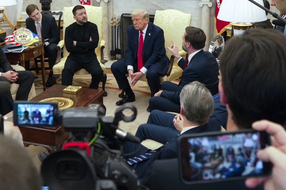 «Трибуна»: Зеленский принёс на встречу с Трампом поддельный пояс боксёра Усика