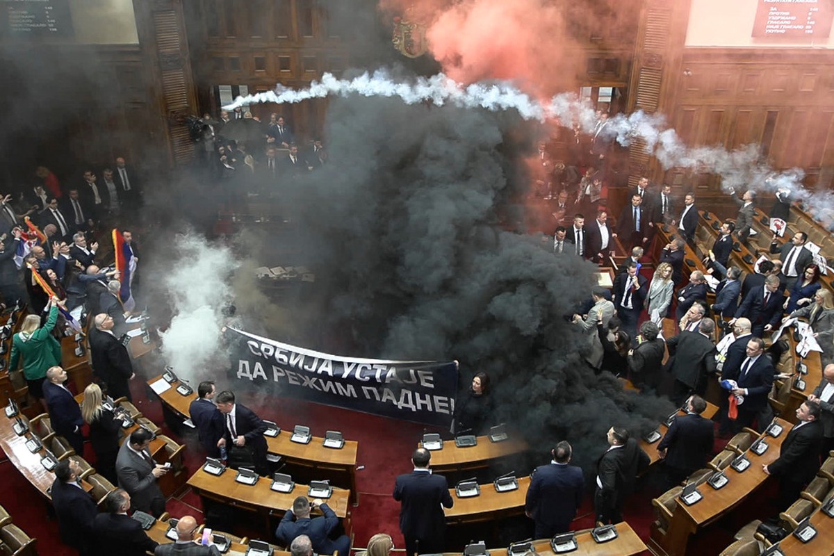 Оппозиция в парламенте Сербии устроила драку и применила пиротехнику, срывая заседание