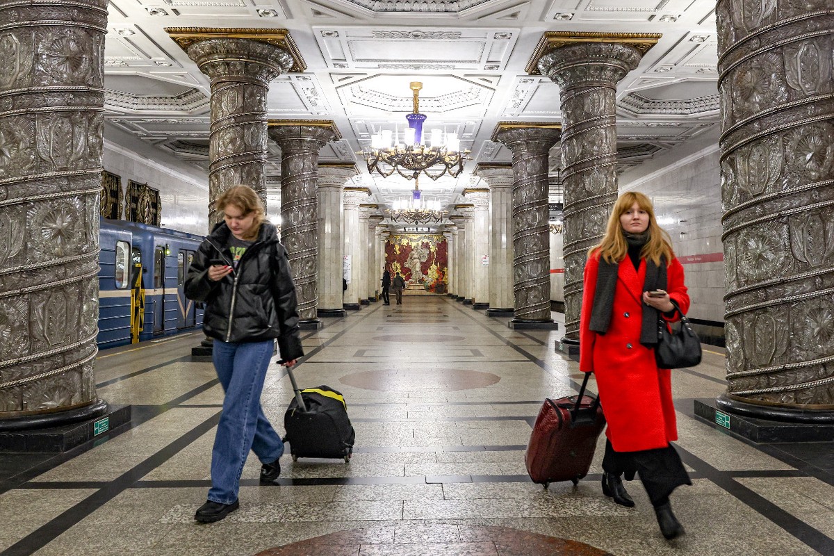 В Петербурге на двух станциях метро запустили оплату проезда по биометрии