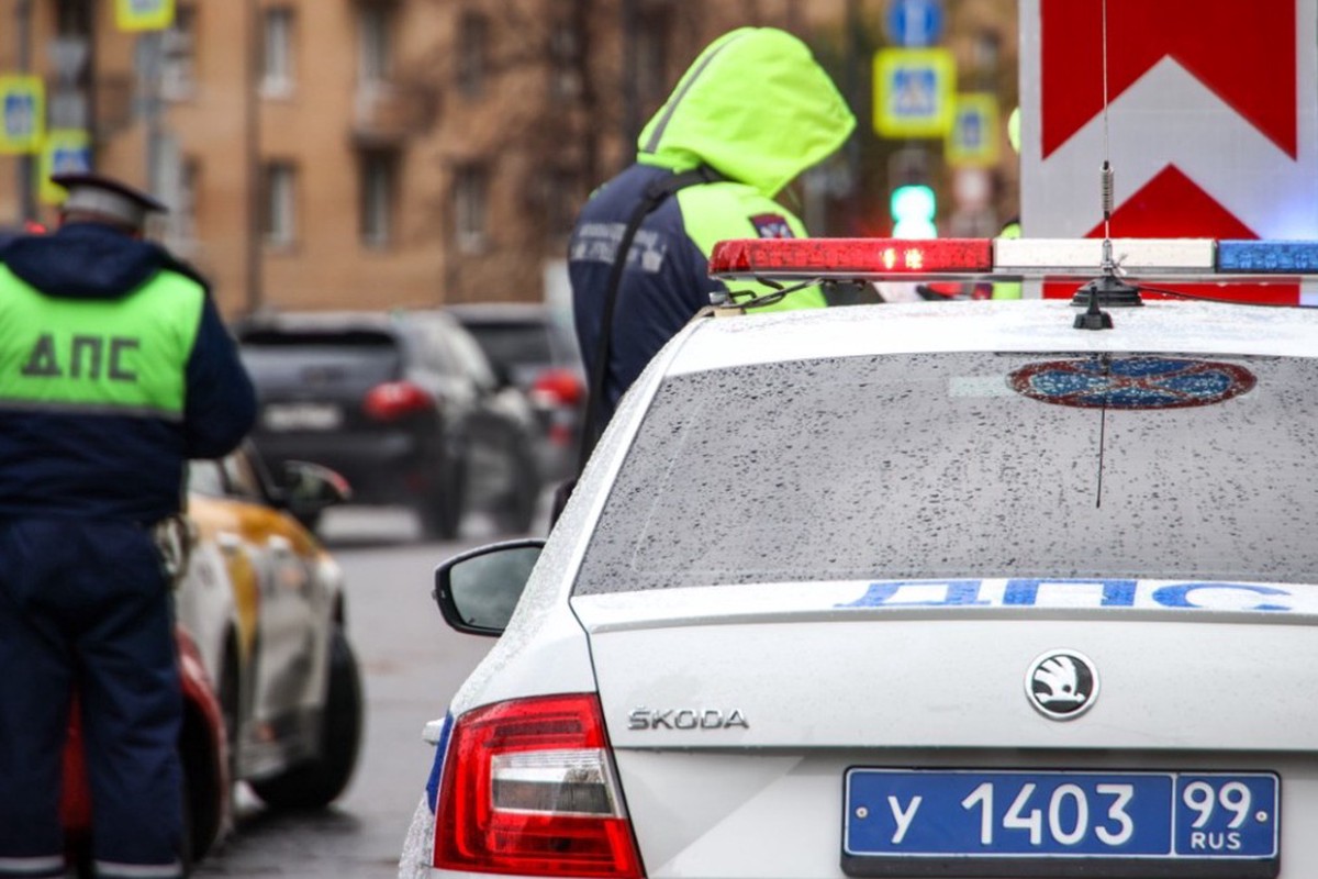 Автозак с арестованными попал в ДТП в Москве 