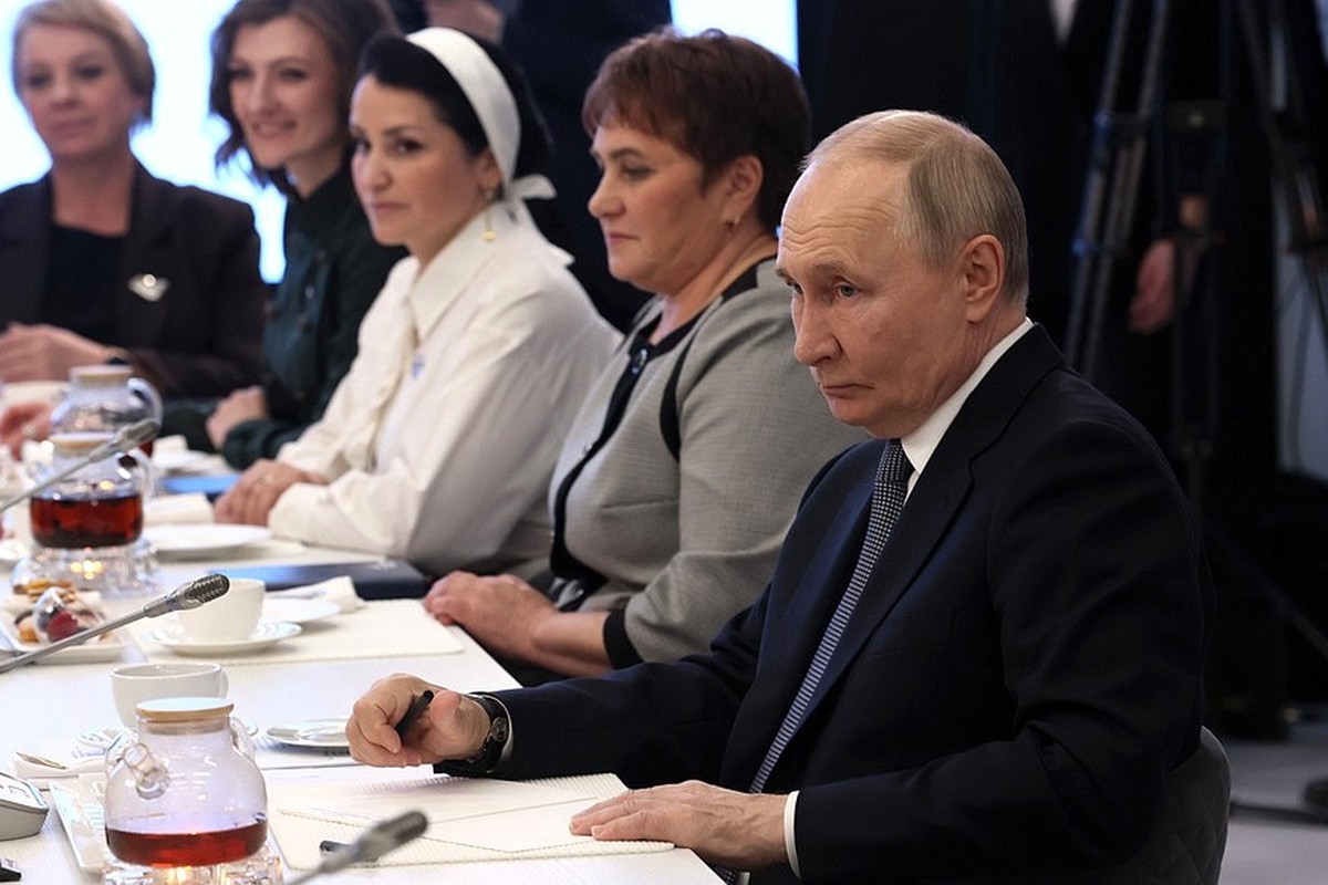 Путин призвал продумать единый стандарт поддержки семей участников СВО