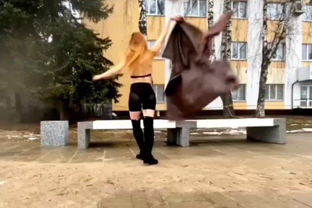 «Проблемы с головой»: знакомая женщины, станцевавшей у памятника ВОВ, рассказала, что ей необходима медицинская помощь