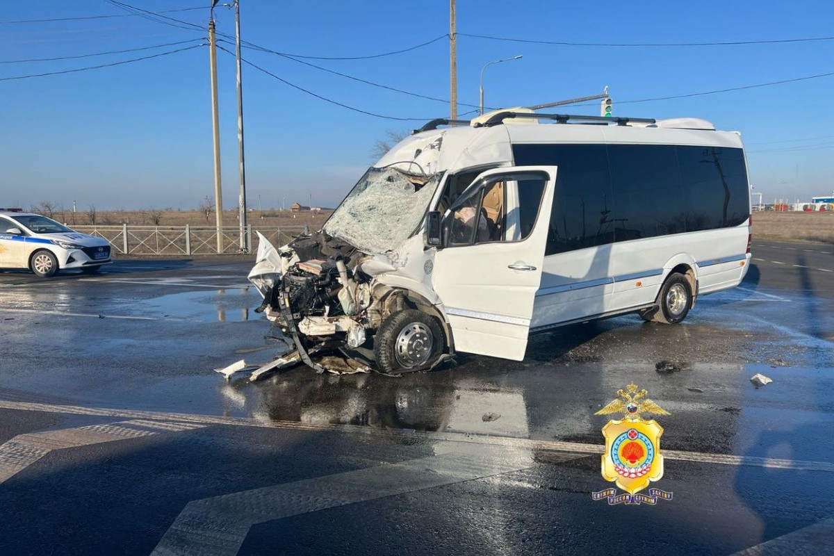 «Восемь человек пострадали»: в Калмыкии микроавтобус попал в ДТП