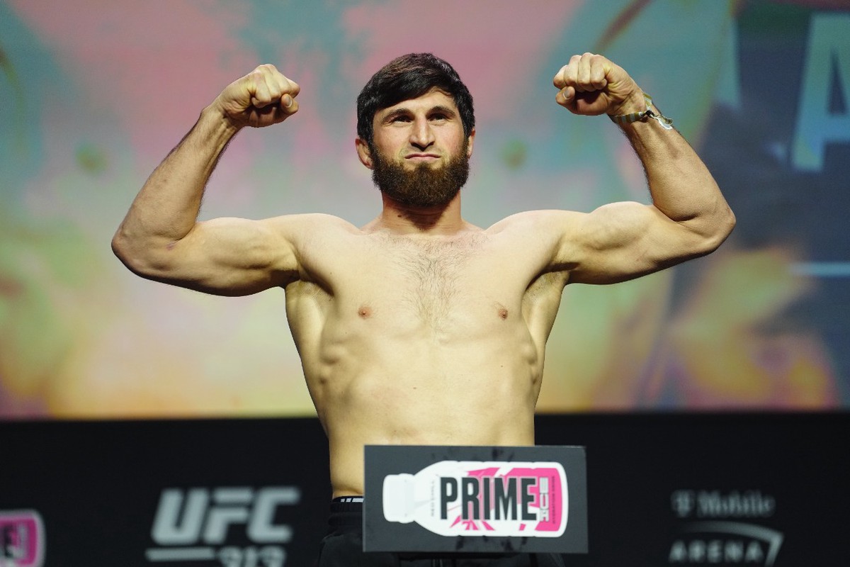 Россиянин Анкалаев стал чемпионом UFC в полутяжёлом весе