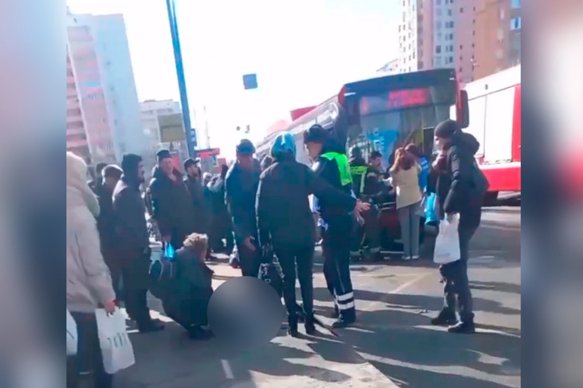 В Казани машина наехала на остановку, 11 человек пострадали