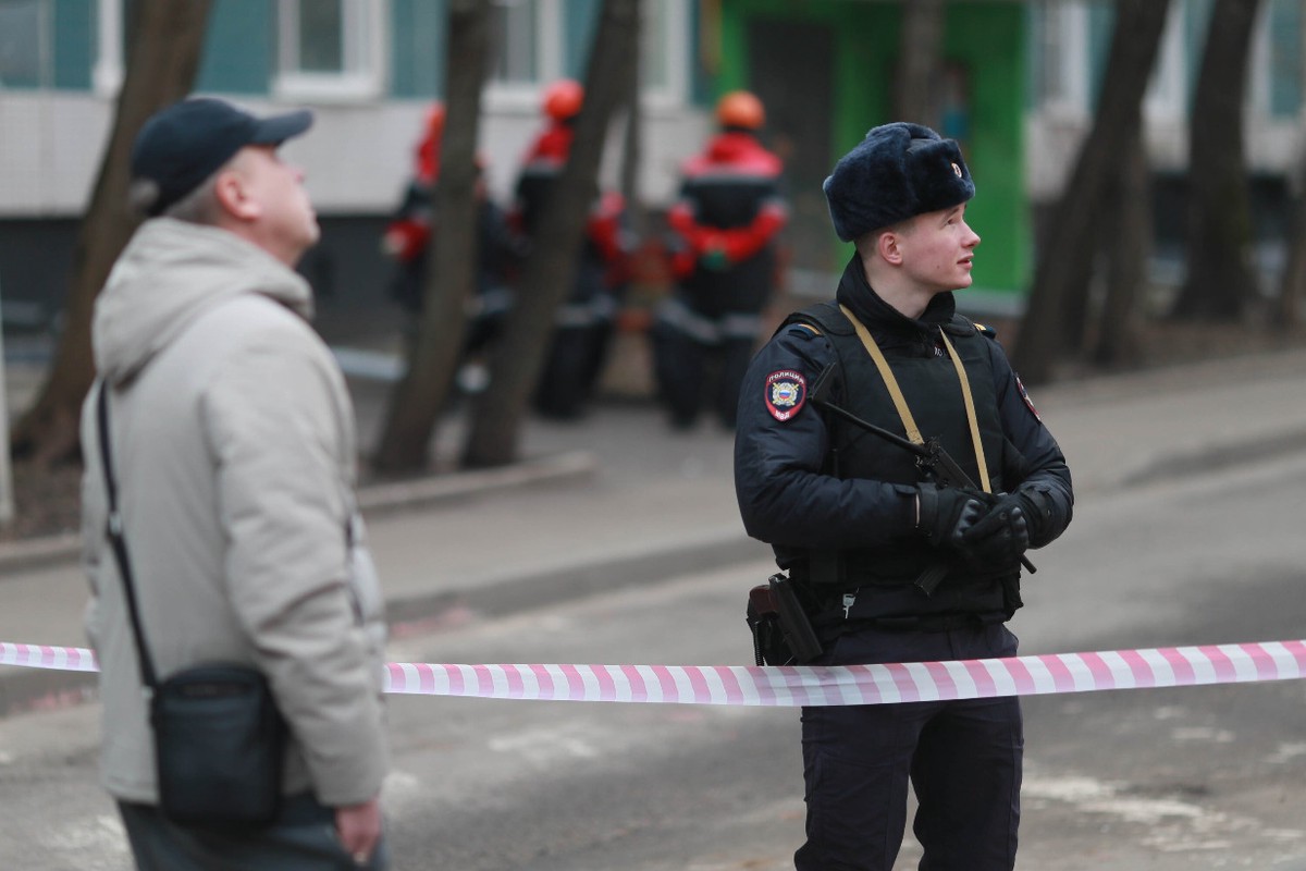 Беспилотник попал в крышу многоэтажного дома в Москве