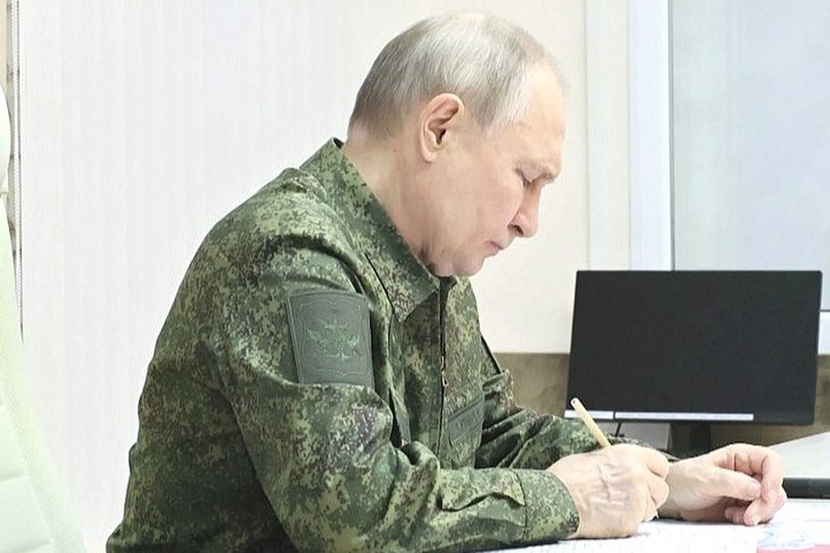 Песков объяснил, почему Путин надел военную форму на совещание в Курской области