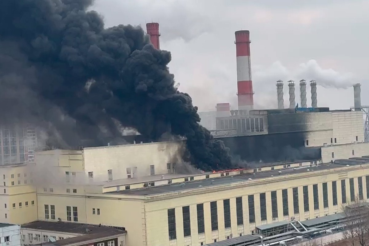 В Москве горит здание ТЭЦ № 16