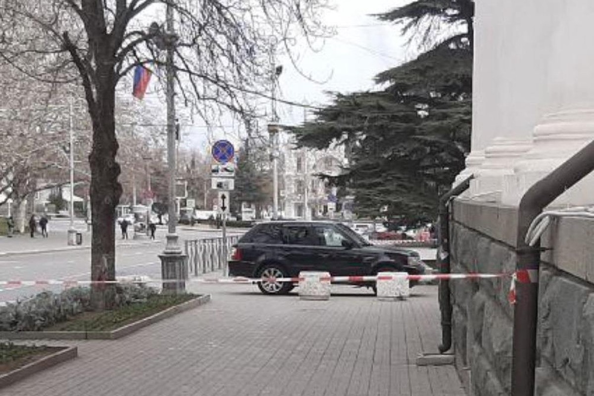 Под днищем машины у заксобрания Севастополя обнаружен подозрительный свёрток