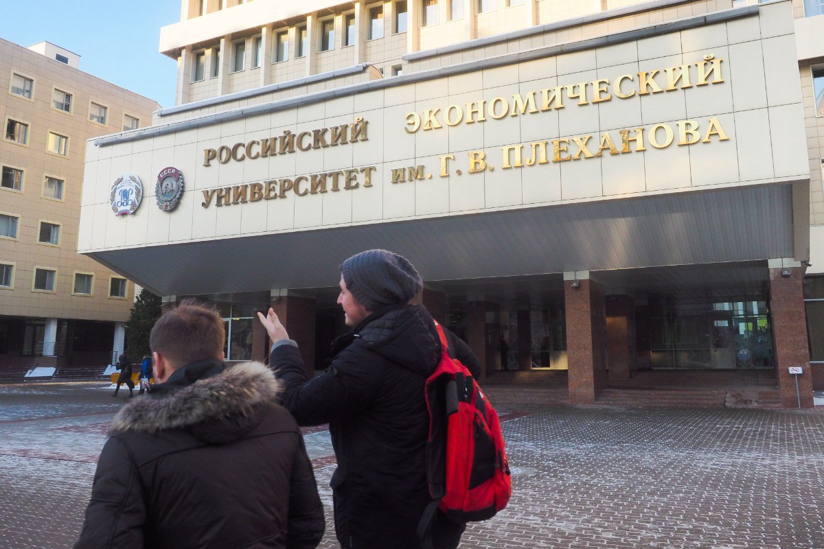 «Это месть»: в РЭУ им. Плеханова опровергли сообщения о демонстрации кадров с «голой вечеринки» на занятиях