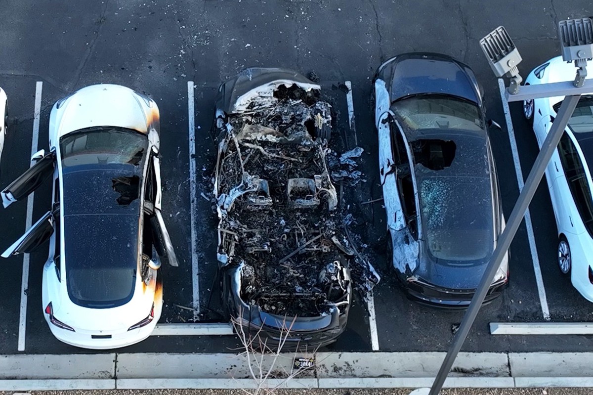 Авто ли ещё будет: кто стоит за массовыми поджогами электромобилей Tesla
