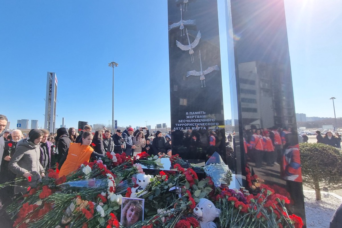 Мемориал жертвам теракта открыли возле «Крокус Сити Холла»