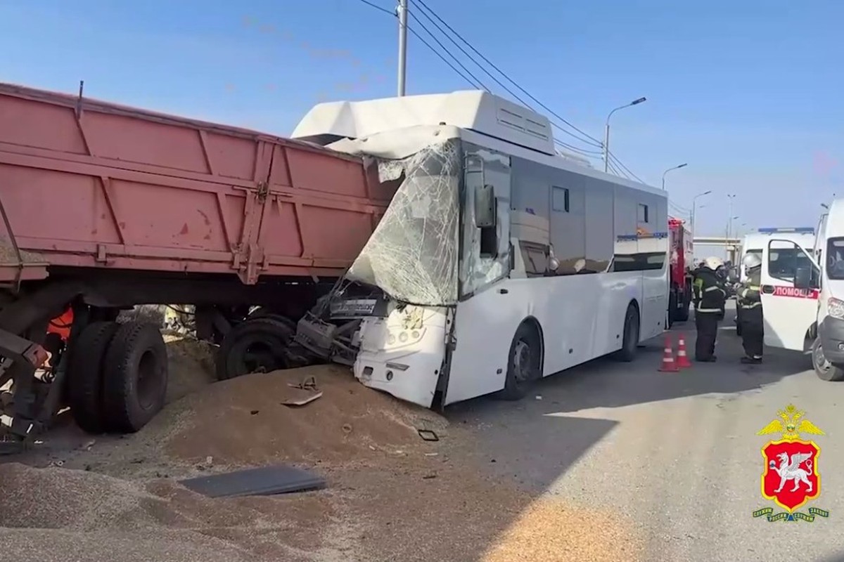 Водитель врезавшегося в грузовик автобуса: Меня ослепило солнце