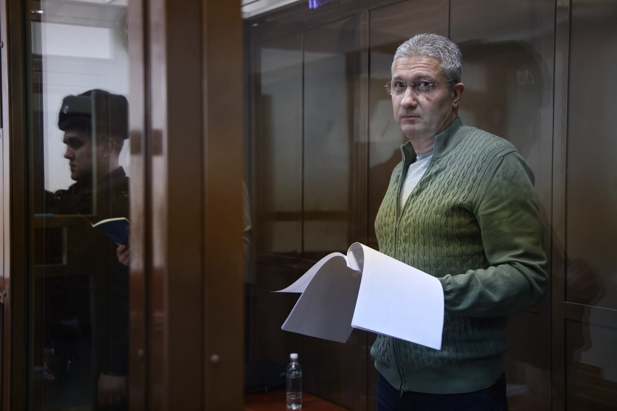 Более 405 млн рублей потребовал от Тимура Иванова подрядчик Минобороны