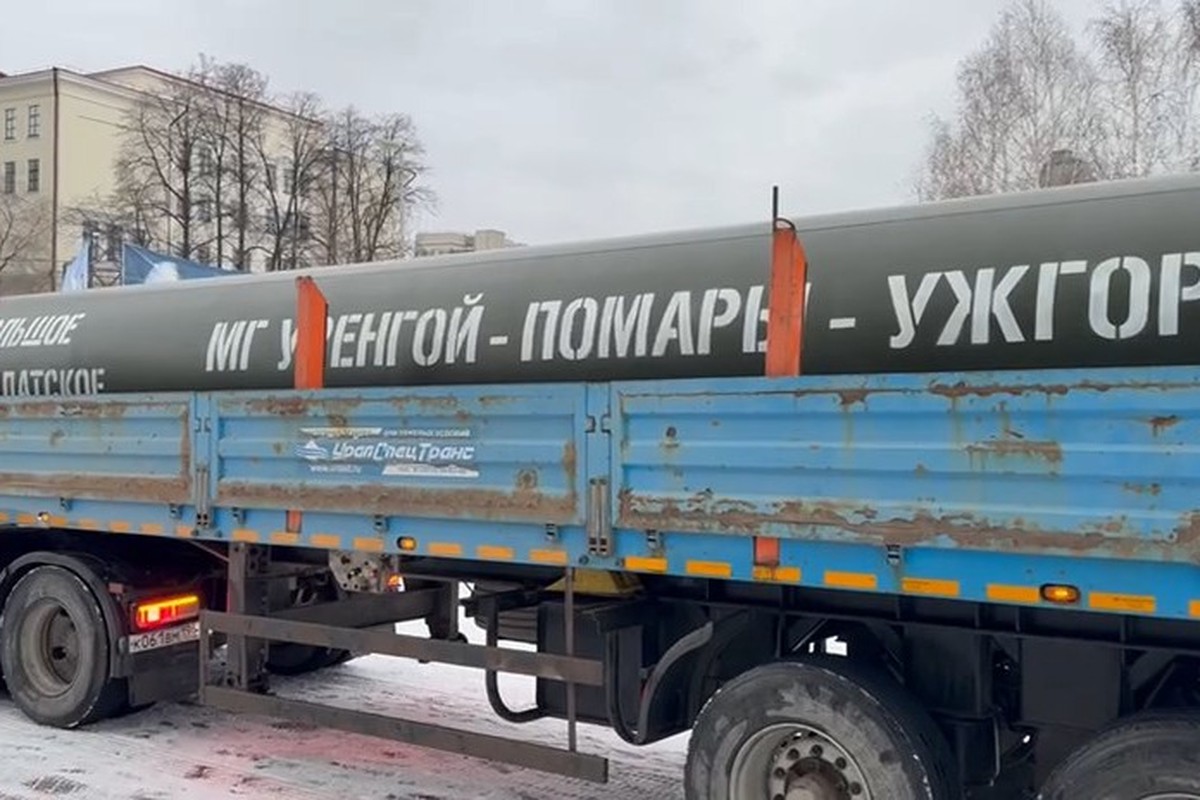 В Екатеринбурге установили копию трубы из операции «Поток» в Судже