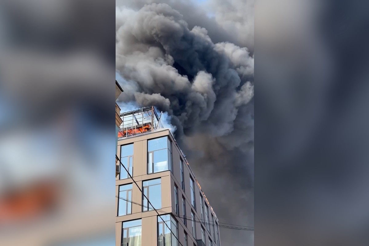 МЧС: сведений о пострадавших в крупном пожаре в центре Москвы нет
