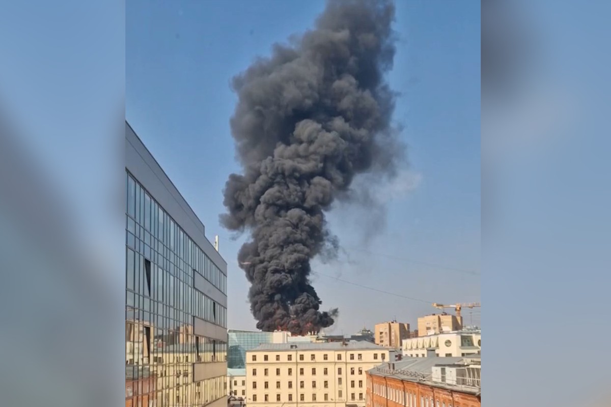 Очевидец пожара в центре Москвы: Ощущался сильный запах гари
