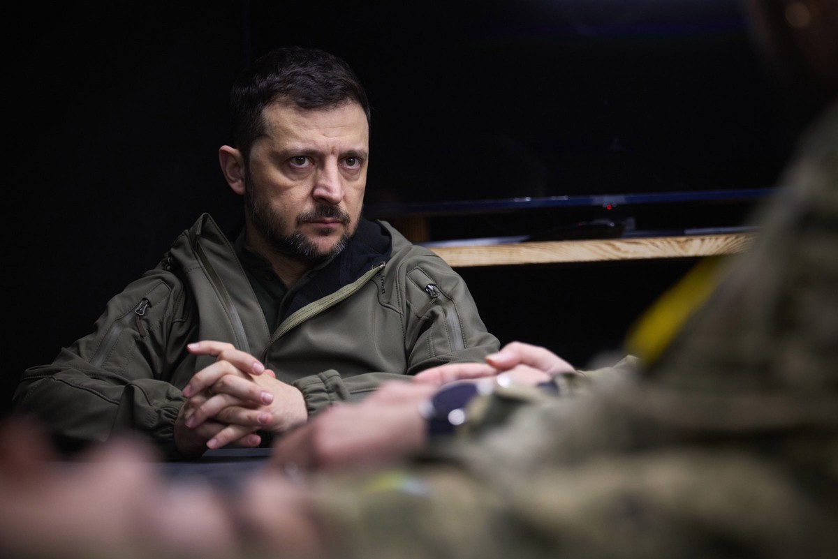 Боуз раскритиковал Зеленского, позирующего на фоне картины с горящим Кремлём