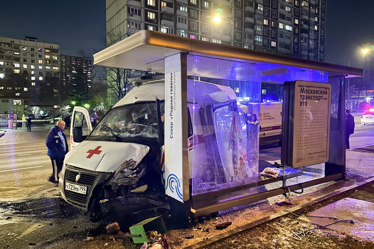 Скорая помощь врезалась в автобусную остановку в Москве, пострадали три человека