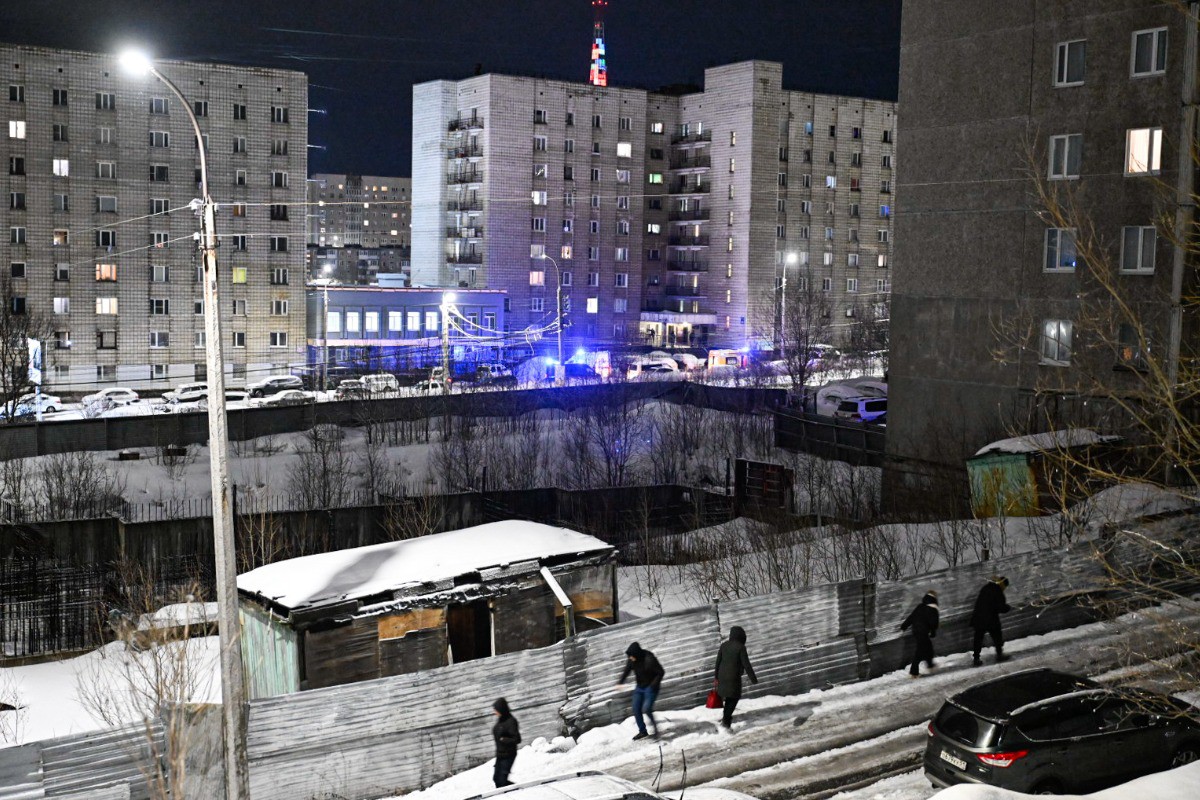 В Мурманске мужчина обстрелял с крыши машины полиции и окна жилых домов