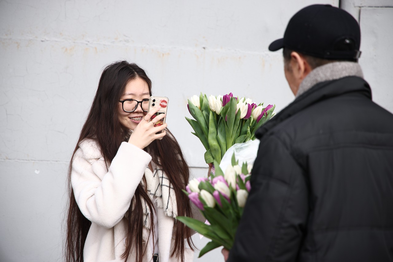 8 Марта – 2026: от «Марша пустых кастрюль» до мимоз – эволюция праздника и подарков