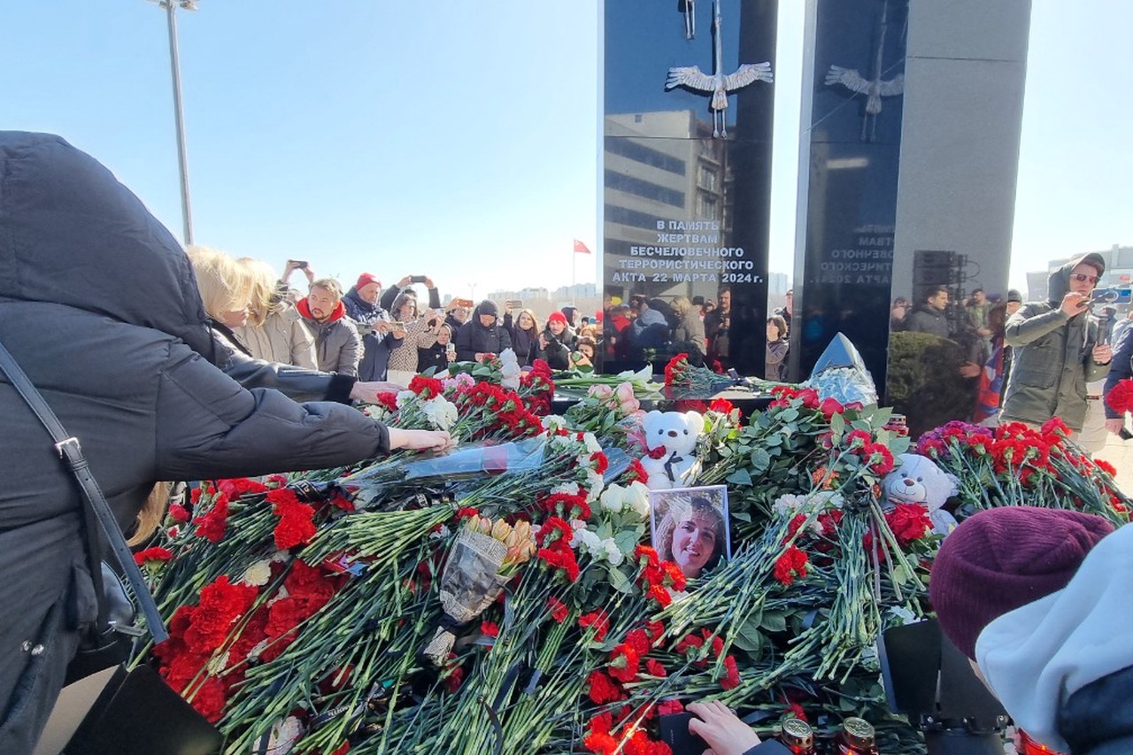 Люди возложили цветы к мемориалу жертвам теракта в «Крокусе»