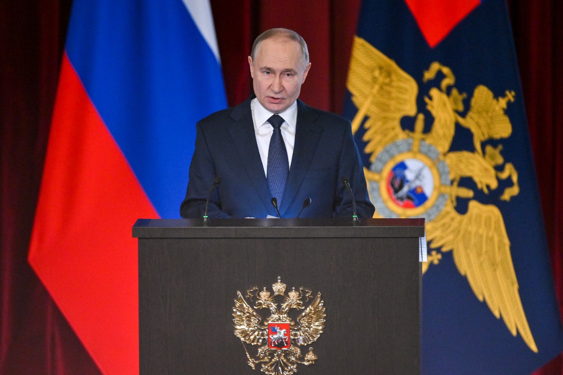Путин призвал развивать механизмы возвращения соотечественников в РФ