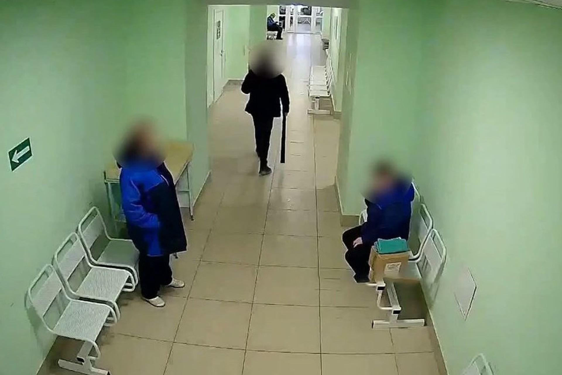 В Котласе недовольный лечением мужчина угрожал врачу топором и битой