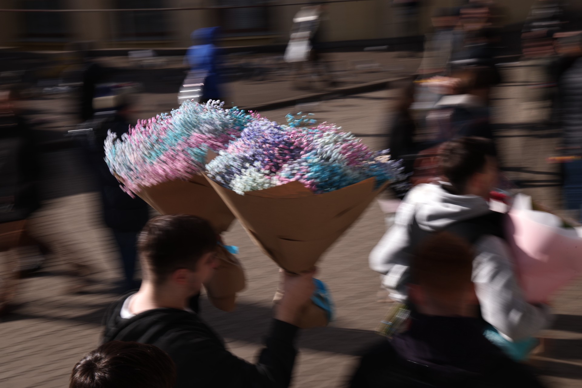 Зумеры дарят ромашки, а взрослые берут классику: чем завалят женщин 8 Марта